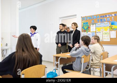 Slavutych, Ukraine. April 2024. Der ukrainische Präsident Wolodymyr Zelenskyj, Zentrum, und First Lady Olena Zelenska, rechts, werden vom Direktor Alla Ihnatova, links, zum 38. Jahrestag der Katastrophe des Kernkraftwerks Tschornobyl, 26. April 2024, in Slavutych, Ukraine, eine Schule in einem Luftschutzraum besichtigt. Kredit: Ukrainischer Ratsvorsitz/Pressestelle Des Ukrainischen Präsidenten/Alamy Live News Stockfoto