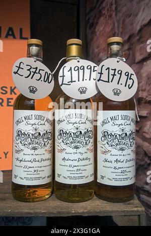 Drei teure Flasche 25 Jahre alten Single Malt Whisky im Fenster der Royal Mile Whiskies, Edinburgh, Schottland, Großbritannien. Stockfoto