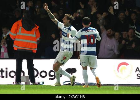 Lyndon Dykes der Queens Park Rangers (links) feiert mit Teamkollege Ilias Chair beim Sky Bet Championship Match im MATRADE Loftus Road Stadium in London das dritte Tor des Spiels. Bilddatum: Freitag, 26. April 2024. Stockfoto