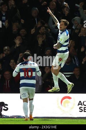 Lyndon Dykes der Queens Park Rangers (rechts) feiert mit Teamkollege Ilias Chair beim Sky Bet Championship Match im MATRADE Loftus Road Stadium in London das dritte Tor des Spiels. Bilddatum: Freitag, 26. April 2024. Stockfoto