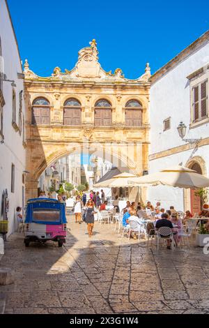 Arco Scoppa im historischen Zentrum von Ostuni (Weiße Stadt). Stockfoto