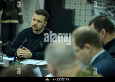 Slavutych, Ukraine. April 2024. Der ukrainische Präsident Wolodymyr Zelenskyj, links, leitet eine Sitzung über die Sicherheitslage in der Tschernobyl-Ausschlusszone und den umliegenden Städten zum 38. Jahrestag der Tschornobyl-Kernkraftwerkskatastrophe am 26. April 2024 in Slawutych, Ukraine. Kredit: Ukrainischer Ratsvorsitz/Pressestelle Des Ukrainischen Präsidenten/Alamy Live News Stockfoto