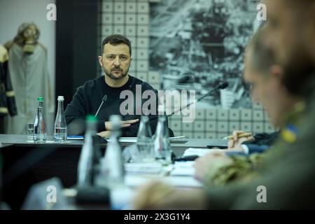 Slavutych, Ukraine. April 2024. Der ukrainische Präsident Wolodymyr Zelenskyj, links, leitet eine Sitzung über die Sicherheitslage in der Tschernobyl-Ausschlusszone und den umliegenden Städten zum 38. Jahrestag der Tschornobyl-Kernkraftwerkskatastrophe am 26. April 2024 in Slawutych, Ukraine. Kredit: Ukrainischer Ratsvorsitz/Pressestelle Des Ukrainischen Präsidenten/Alamy Live News Stockfoto