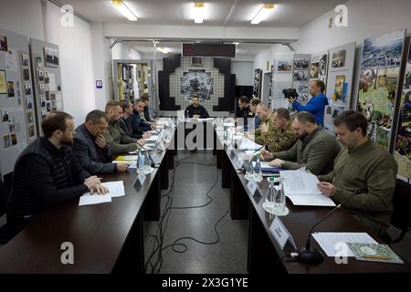 Slavutych, Ukraine. April 2024. Ukrainischer Präsident Wolodymyr Zelenskyj, Zentrum, leitet eine Sitzung über die Sicherheitslage in der Tschernobyl-Ausschlusszone und den umliegenden Städten zum 38. Jahrestag der Tschornobyl-Kernkraftwerkskatastrophe am 26. April 2024 in Slawutych, Ukraine. Kredit: Ukrainischer Ratsvorsitz/Pressestelle Des Ukrainischen Präsidenten/Alamy Live News Stockfoto