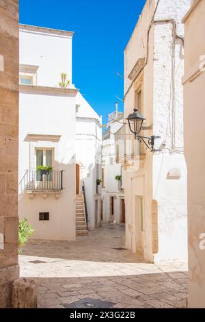 Blick auf die enge historische Straße von Locorotondo, in der Nähe von Bari. Stockfoto