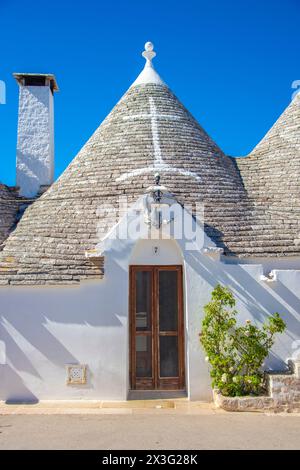 Panoramablick auf Alberobello Trulli. Trullo ist eine traditionelle apulische Trockensteinhütte mit einem konischen Dach. Stockfoto