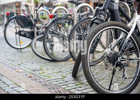 Urbane Straßen mit Fahrrädern. Fahrräder bleiben auf dem Fahrradparkplatz in Deutschland. Stockfoto