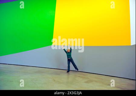 Frau posiert für ein Foto vor einem großen Kunstwerk des Künstlers Ellsworth Kelly im Guggenheim Bilbao Museum in Spanien, Europa Stockfoto