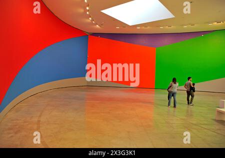 Besucher des Guggenheim Museum Bilboa sehen eine riesige Installation eines Kunstwerks von Ellsworth Kelly, Spanien, Europa Stockfoto