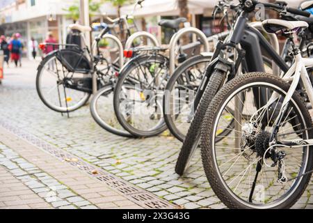 Urbane Straßen mit Fahrrädern. Fahrräder bleiben auf dem Fahrradparkplatz in Deutschland. Stockfoto