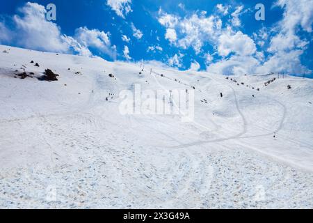 Skipiste am Beldersay-Berg in der Chimgan-Region des Tian Shan-Gebirges in der Nähe der Stadt Taskent in Usbekistan Stockfoto