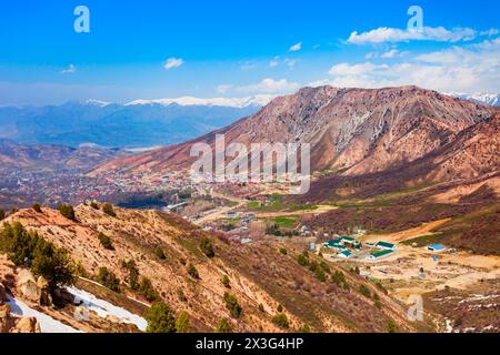 Chimgan Ski Resort Stadt in der Tian Shan oder Tengri Tagh Bergkette in der Nähe von Taskent Stadt in Usbekistan in Zentralasien Stockfoto