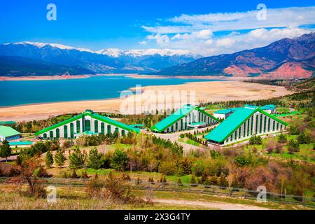 Chorvoq Oromgohi oder Pyramids Hotel in der Nähe des Lake Charvak, einem Wasserreservoir in der Region Chimgan in der Nähe der Stadt Taskent in Usbekistan Stockfoto