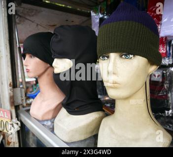 Weibliche Büstenpuppen in einem Straßenladen mit Hijab, Tudung und Wollmütze in Indonesien. Stockfoto