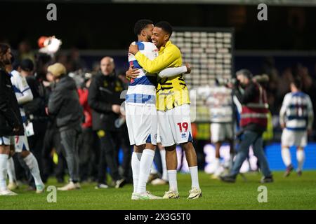 London, Großbritannien. April 2024. Jake Clarke-Salter von Queens Park Rangers und Elijah Dixon-Bonner von Queens Park Rangers feiern den Sieg nach dem Skybet EFL Championship-Spiel der Queens Park Rangers FC gegen Leeds United FC im MATRADE Loftus Road Stadium, London, England, Vereinigtes Königreich am 26. April 2024 Guthaben: Jede Zweite Media/Alamy Live News Stockfoto