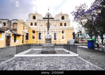 Außenfassade der Kirche und des Konvents von La Merced, einer kunstvoll verzierten katholischen Kirche, die 1749 im Churrigueresque-Stil in Antigua, Guatemala, erbaut wurde. Das hellgelb verzierte Gebäude zeigt Reliefdetails in arabesken Mustern, die Ataurique Stucco genannt werden. Stockfoto