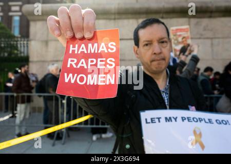 26. April 2024, New York City, New York, Vereinigte Staaten: Mann mit einem kleinen Schild mit der Aufschrift „Hamas vergewaltigt Frauen“ bei einer Demonstration zur Freilassung von Geiseln, die von der Hamas in Gaza gehalten wurden, während er vor der Columbia University in New York City stand. (Kreditbild: © Michael Brochstein/ZUMA Press Wire) NUR REDAKTIONELLE VERWENDUNG! Nicht für kommerzielle ZWECKE! Stockfoto