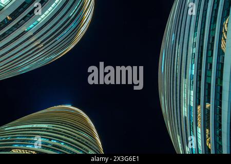 Niedriger Winkel von Wangjing Soho Nachtsicht in Shanghai, China, moderne Architektur, kommerzielle Geschäfte Stockfoto