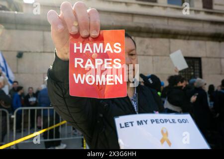 New York City, Usa. April 2024. Mann mit einem kleinen Schild mit der Aufschrift "Hamas vergewaltigt Frauen" bei einer Demonstration zur Freilassung von Geiseln, die von der Hamas in Gaza gehalten werden, während er vor der Columbia University in New York City stand. (Foto: Michael Brochstein/SIPA USA) Credit: SIPA USA/Alamy Live News Stockfoto