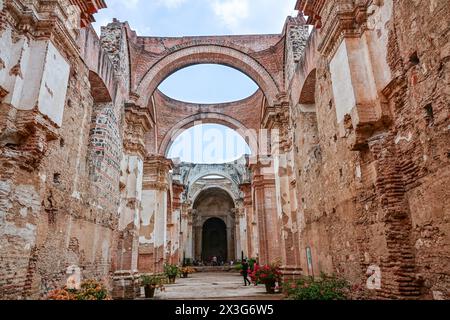 Die Ruinen der ehemaligen 15. Kathedrale von Antigua Guatemala, heute ein Museum auf dem Parque Central in Antigua, Guatemala. Die einst prächtige Kathedrale wurde 1717, 1773, 1874, 1918 und 1976 durch Erdbeben zerstört. Stockfoto