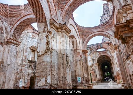 Die Ruinen der ehemaligen 15. Kathedrale von Antigua Guatemala, heute ein Museum auf dem Parque Central in Antigua, Guatemala. Die einst prächtige Kathedrale wurde 1717, 1773, 1874, 1918 und 1976 durch Erdbeben zerstört. Stockfoto