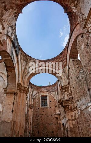 Die Ruinen der ehemaligen 15. Kathedrale von Antigua Guatemala, heute ein Museum auf dem Parque Central in Antigua, Guatemala. Die einst prächtige Kathedrale wurde 1717, 1773, 1874, 1918 und 1976 durch Erdbeben zerstört. Stockfoto