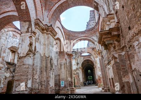 Die Ruinen der ehemaligen 15. Kathedrale von Antigua Guatemala, heute ein Museum auf dem Parque Central in Antigua, Guatemala. Die einst prächtige Kathedrale wurde 1717, 1773, 1874, 1918 und 1976 durch Erdbeben zerstört. Stockfoto