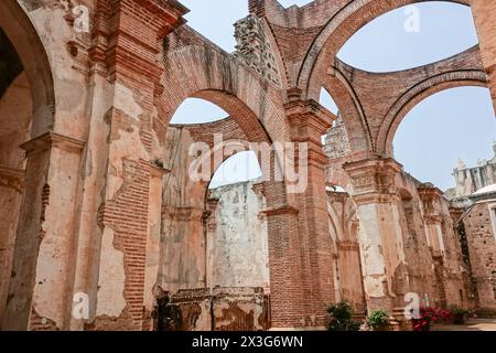 Die Ruinen der ehemaligen 15. Kathedrale von Antigua Guatemala, heute ein Museum auf dem Parque Central in Antigua, Guatemala. Die einst prächtige Kathedrale wurde 1717, 1773, 1874, 1918 und 1976 durch Erdbeben zerstört. Stockfoto