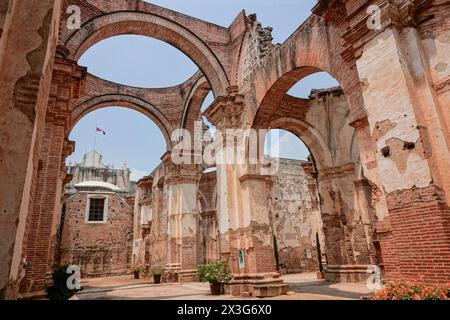 Die Ruinen der ehemaligen 15. Kathedrale von Antigua Guatemala, heute ein Museum auf dem Parque Central in Antigua, Guatemala. Die einst prächtige Kathedrale wurde 1717, 1773, 1874, 1918 und 1976 durch Erdbeben zerstört. Stockfoto