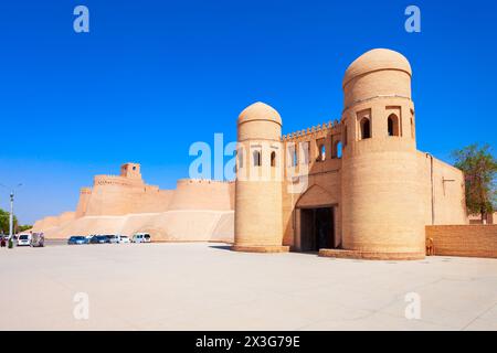 Westtor der Itchan Kala, eine alte ummauerte Innenstadt der Stadt Chiwa in Usbekistan Stockfoto