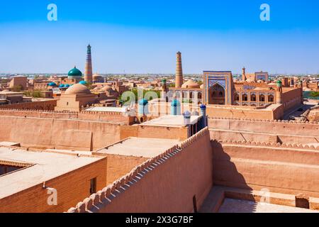 Stadtmauer von Itchan Kala. Itchan oder Ichan Kala ist eine alte ummauerte Innenstadt der Stadt Chiwa in Usbekistan. Stockfoto