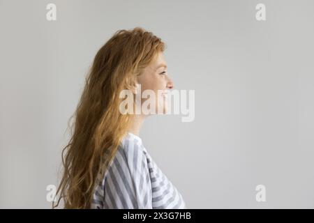 Seitenansicht einer hübschen rothaarigen Frau, Studio-Aufnahme Stockfoto