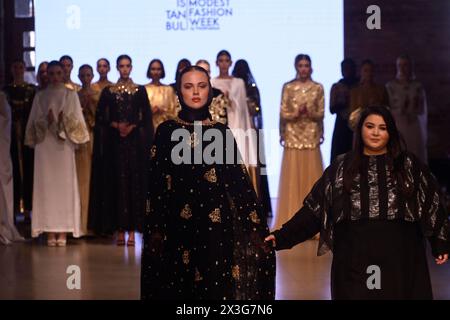 Istanbul, Istanbul, Türkei. April 2024. Die Istanbul Modest Fashion Week 2024 startete am 25. April 2024 in der Fisekhane Gallery. Organisiert von Think Fashion, waren am ersten Tag 12 türkische und internationale Marken auf den Laufstegen zu sehen. (Kreditbild: © Valeria Ferraro/ZUMA Press Wire) NUR REDAKTIONELLE VERWENDUNG! Nicht für kommerzielle ZWECKE! Stockfoto