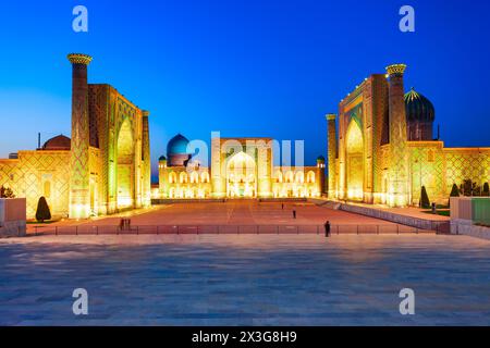 Registan Ulug Beg Madrasah, Sher Dor Madrasa und Tilya Kori Madrasah ist ein Teil der antiken Stadt Registan, Samarkand in Usbekistan Stockfoto