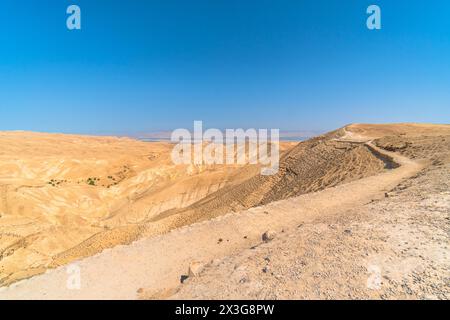 Auf einer Bergwanderung in Israel Stadt mit einem Spaziergang durch die Wüste in Richtung Totes Meer Stockfoto