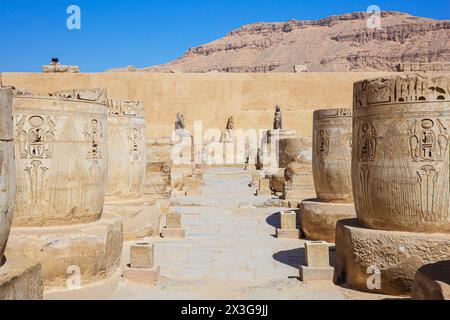 Ruinen von Lotussäulen im Totentempel von Ramesses III. In Medinet Habu am Westufer von Luxor, Ägypten Stockfoto