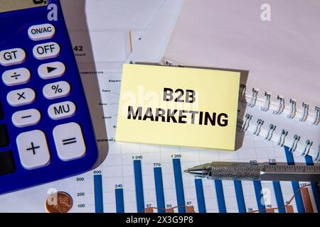 Business Concept.Text B2B MARKETING Schreiben auf Notizpapier mit Rechner und Stift auf Kalkulationshintergrund. Stockfoto