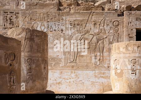 Ruinen von Lotussäulen im Totentempel von Ramesses III. In Medinet Habu am Westufer von Luxor, Ägypten Stockfoto