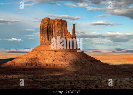 Malerischer Blick auf die prächtigen Buttes im Monument Valley, der vom Hotel aus zu sehen ist, Wanderungen, Panoramastraßen oder geführte Navajo-Ausflüge. Stockfoto