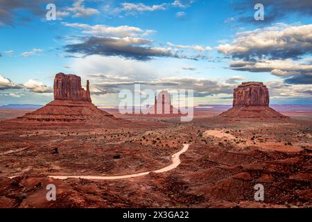 Der malerische Blick auf die herrlichen butte und Handschuhe im Monument Valley während eines vorbeiziehenden Sturms nahe Sonnenuntergang zeigt die Schönheit und Muster, die das Wetter hinzufügen kann Stockfoto