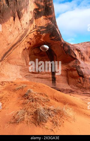 Der Big Hogan Arch im Monument Valley Arizona liegt in einem abgelegenen Teil des Parks und ist aufgrund seines erodierten Sandsteins an der Decke des Bogens, Maki, einzigartig Stockfoto