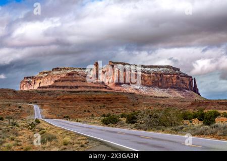 Eine wunderschöne schneebedeckte Bergkette entlang des Highway 163 im Monument Valley unterstreicht die wunderschöne, zerklüftete Landschaft, die Touristen genießen können. Stockfoto