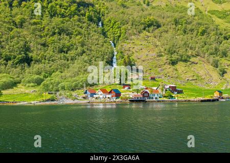 Nærøyfjord, Norwegen - 3. Juni 2024: Feierlichkeiten an einem Tag in der malerischen Küstenstadt Tuftefossen am Fuße der Fjorde Stockfoto