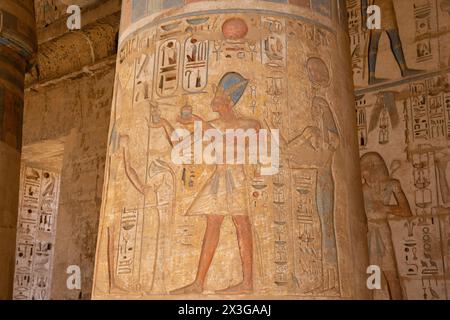 Der ägyptische Pharao Ramses III., der eine Opfergabe in der Großen Hypostilhalle des Totentempels von Ramesses III. In Medinet Habu in Luxor, Ägypten, macht Stockfoto