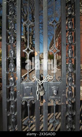 Harvard Yard Ist Geschlossen. Die Harvard University hat den Zugang zu Harvard Yard im Zentrum des Universitätscampus in Cambridge, MA, USA, eingeschränkt. Die Eingänge wurden für nicht-Harvard-ID-Inhaber gesperrt, um auf propalästinensische Studentendemonstrationen vorzugehen. Ein geketteter und verschlossener Eingang zum zentralen Harvard Campus auf der Quincy Street Credit: Chuck Nacke / Alamy Live News Stockfoto