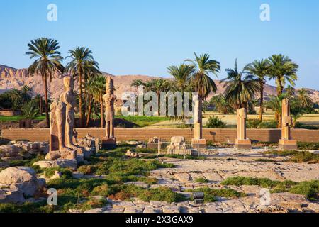 Der Leichentempel von Amenhotep III. Auf der Westbank von Luxor, Ägypten kurz vor Sonnenuntergang Stockfoto