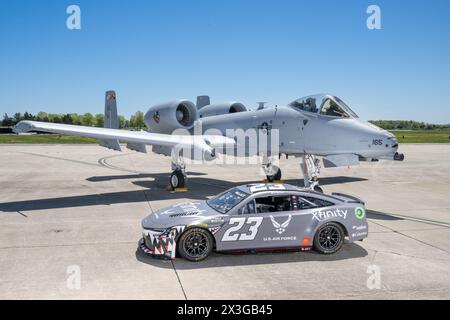 Der Würth 400 NASCAR Cup Series No. 23 Toyota Camry sitzt mit einem U.S. Air Force A-10C Thunderbolt II auf der Fluglinie auf der Dover Air Force Base, Delaware, 26. April 2024. Bubba Wallace, der Fahrer des Autos, tourte vor dem Rennen am Wochenende auf dem Dover Motor Speedway durch Dover AFB. (Foto der U.S. Air Force von Mauricio Campino) Stockfoto