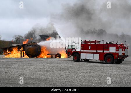 Feuerwehrauto 9 sprüht Wasser auf einen Flugzeugabsturz im Feuerwehrübungsbereich, während die Feuerwehrleute während einer Übung in der Youngstown Air Reserve Station, Ohio, am 25. April 2024 reagieren. Der Schulungsbereich bietet Feuerwehrleuten der Feuerwehr der Anlage, anderer Verteidigungsministerien und umliegender Gemeinden die Möglichkeit, an lebenden Bränden auf dem Apparat zu trainieren, der die Konstruktion verschiedener Flugzeugtypen in der Gegend nachbildet. (Foto der U.S. Air Force von Eric M. White) Stockfoto