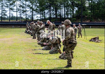 Am dritten Tag des 33. Jährlichen Armed Forces Skill at Arms Meeting (AFSAM) haben geschickte Schützen ihre Ziele am 23. April 2024 im Camp Joseph T. Robinson, Ark, ins Visier genommen. AFSAM, veranstaltet vom National Guard Marksmanship Training Center, ist ein internationaler Wettbewerb für die militärische Schießerei, der die Spitzenleistung, die militärische Bereitschaft und internationale Zusammenarbeit fördert. (Foto/Video der Nationalgarde von Arkansas von Staff Seth Franke) Stockfoto