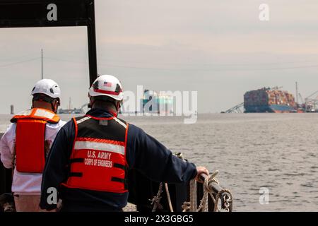 United Command eröffnet nach dem Zusammenbruch der Key Bridge in Baltimore, Maryland, am 25. April 2024 einen beschränkten Zugangskanal für Handelsschiffe. Die LAC mit einer Kontrolltiefe von mindestens 35 Fuß, ein horizontaler Abstand von 300 Fuß und ein vertikaler Abstand von 214 Fuß wird voraussichtlich eine begrenzte Anzahl von Handelsschiffen in den Hafen von Baltimore ermöglichen und eine Abfahrtsmöglichkeit für einige Schiffe mit Tiefgang bieten, die den Hafen seit dem Zusammenbruch der Brücke derzeit nicht verlassen können. (Key Bridge Response 2024 Unified Command Foto von U.S. Army Corps of Engineers Public Affairs Spec Stockfoto